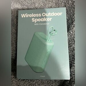 Wireless Outdoor Speaker with Carabiner - Mint Green